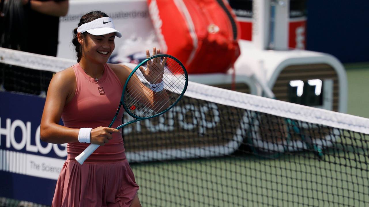 Emma Raducanu bei einem Tennis-Spiel.