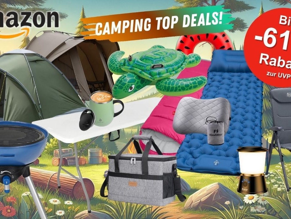 Viele Camping Produkte, die in der freien Natur notwendig sind wie Zelte, Schlafsäcke, Tische, Stühle, Klapptische, Luftmatratzen, Grill, Kühltaschen und mehr vor einem Campingplatz im Wald.