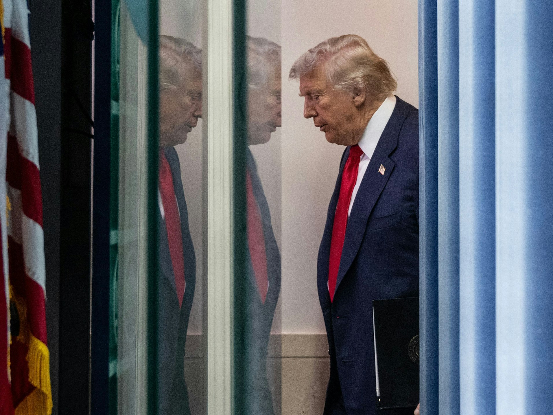 US-Präsident Donald Trump trifft am 11. August 2025 im Brady Press Briefing Room des Weißen Hauses in Washington zu einer Pressekonferenz ein.