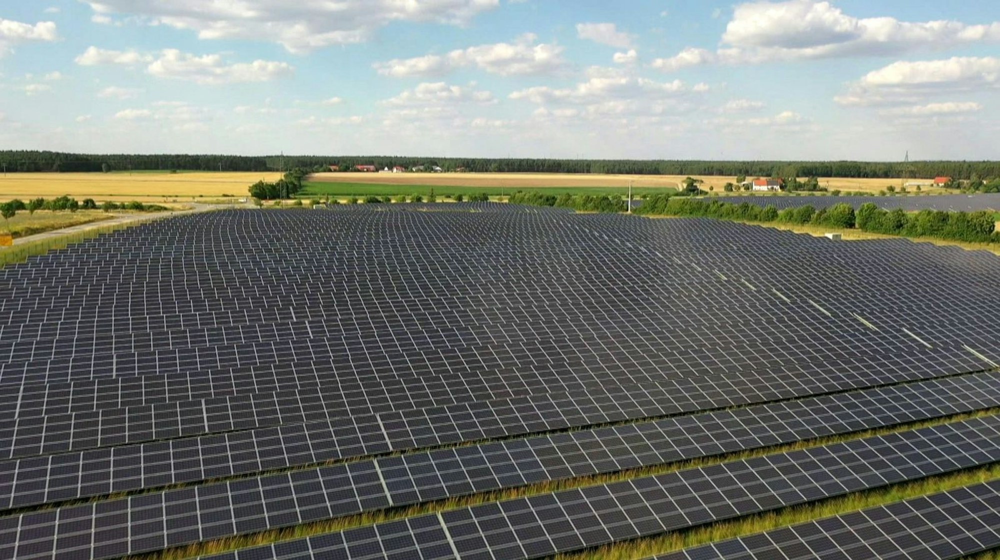 Solarkraftwerk bei Nürnberg: An der Reduktion von Treibhausgasen führt kein vernünftiger Weg vorbei. (Bild: ARD / BR / SWR)