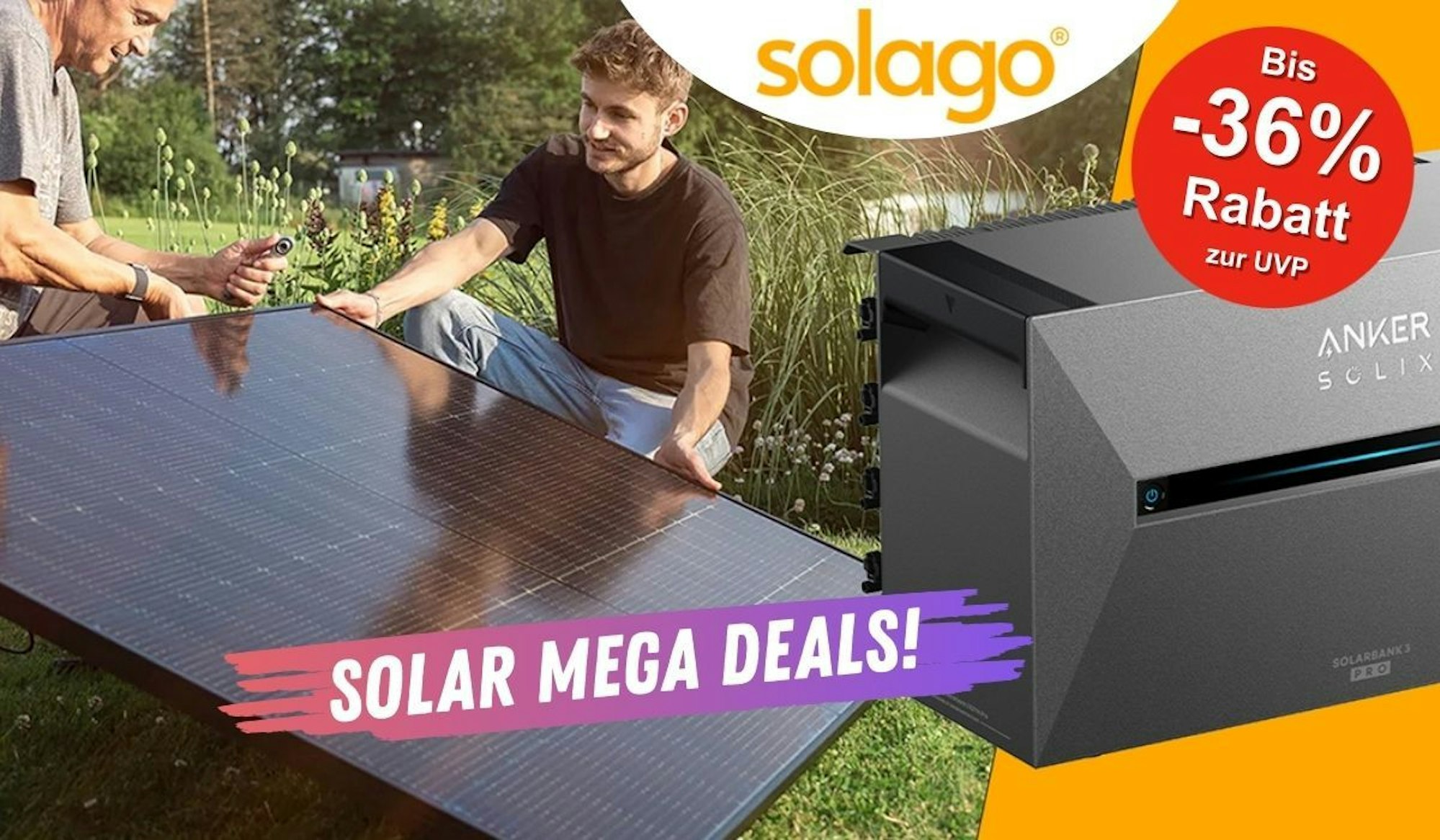 Solago Balkonkraftwerk wird von zwei Männern im Garten positioniert und zusammengebaut. Daneben ein Anker Solix 3 Pro Solarbank Speicher.