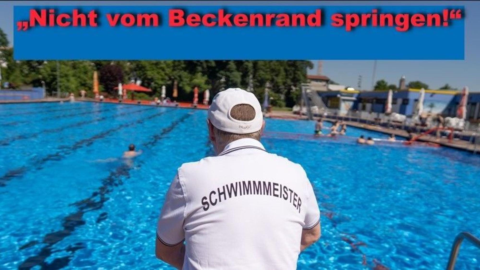 Ein Schwimmmeister sitzt vor einem fast leeren Becken im Freibad