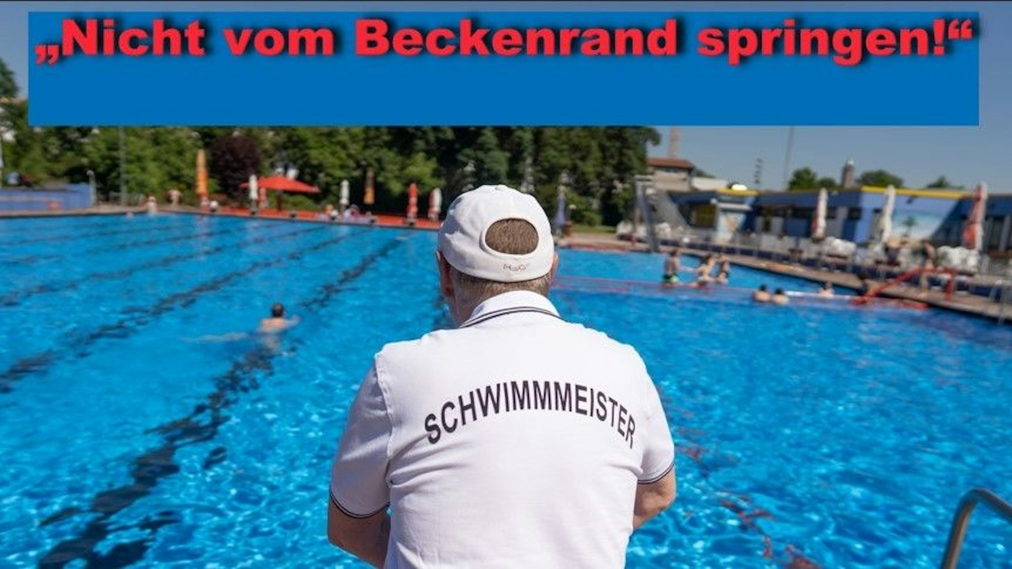 Ein Schwimmmeister sitzt vor einem fast leeren Becken im Freibad