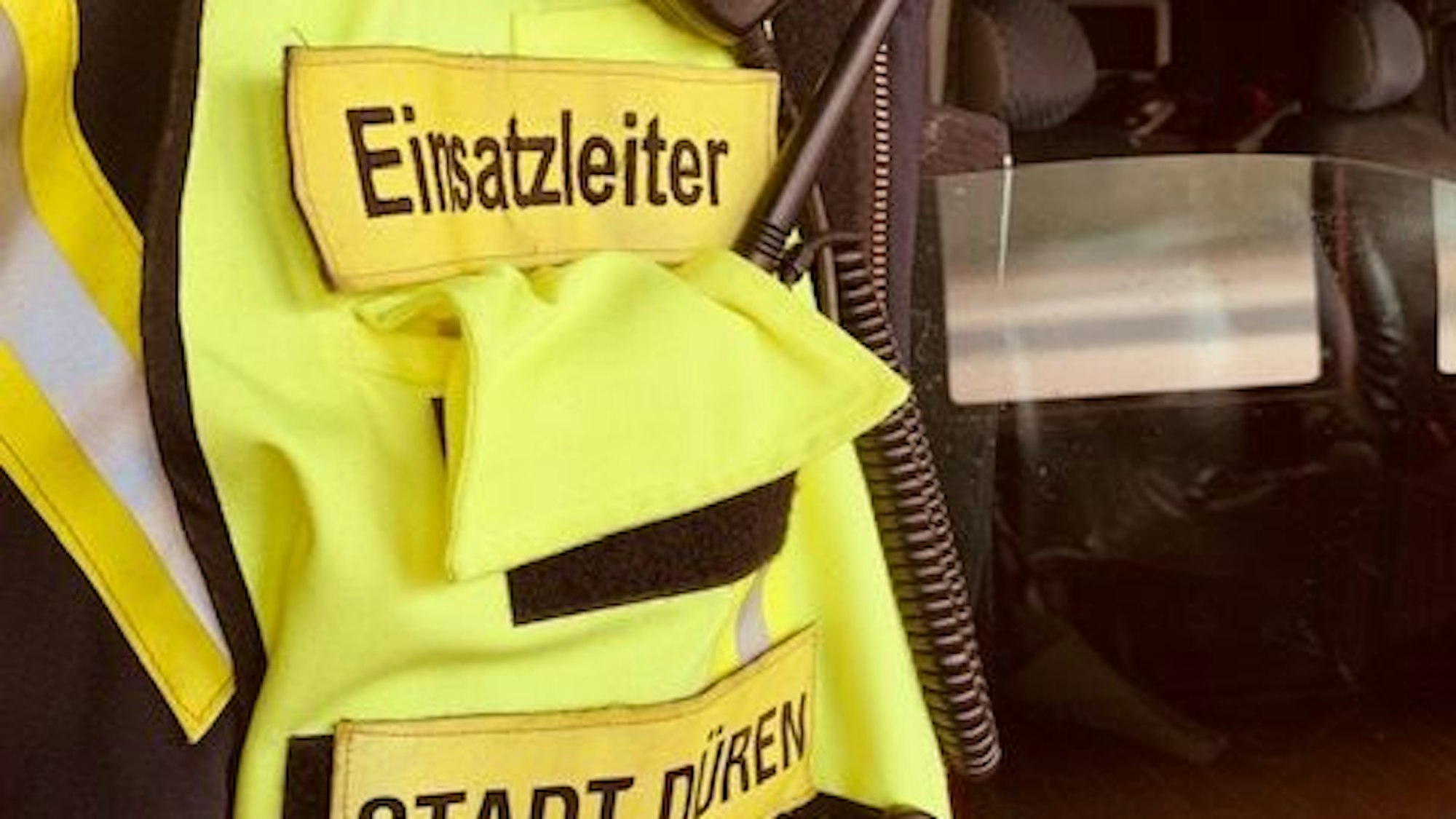 FW Düren: Schwerer Verkehrsunfall auf der B399
