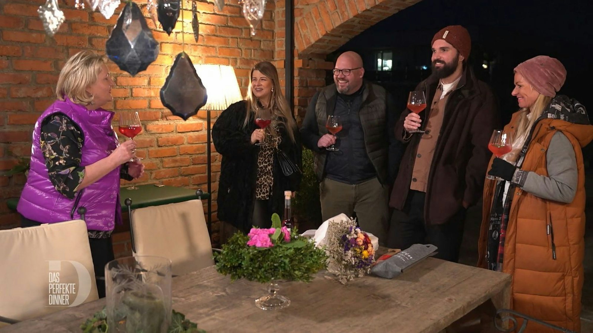 Der Empfang im mondänen Gartenhaus kommt bei Armina, Christian, Armin und Birgit gut an.
(Bild: RTL)