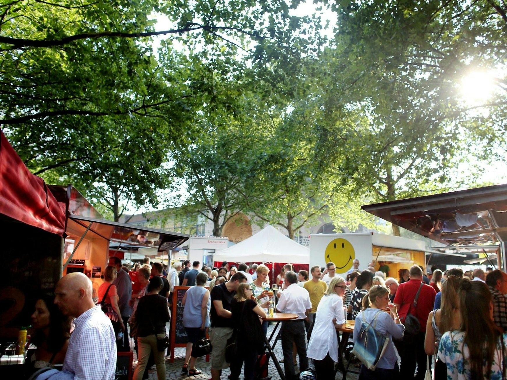 Der Abendmarkt auf dem Rudolfplatz in Köln erfreut sich großer Beliebtheit. Dennoch steht er vor dem Aus.