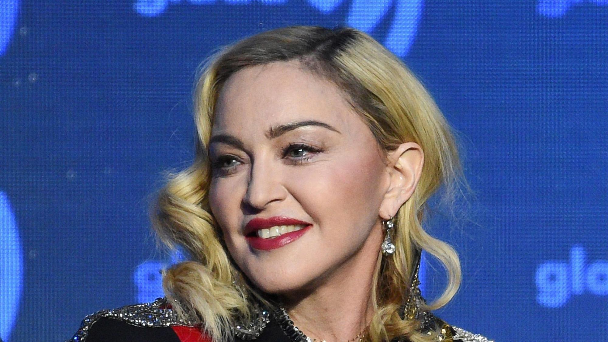 Madonna lächelt.