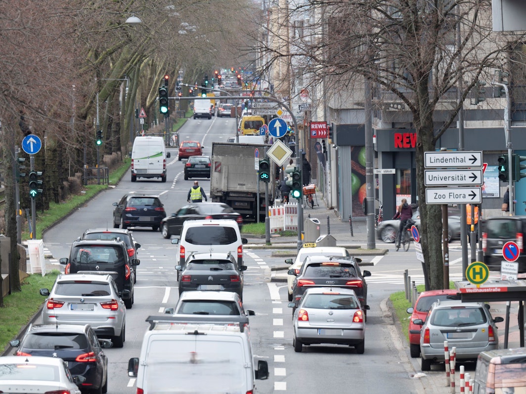 Autos stehen vor einer Ampel Schlange.