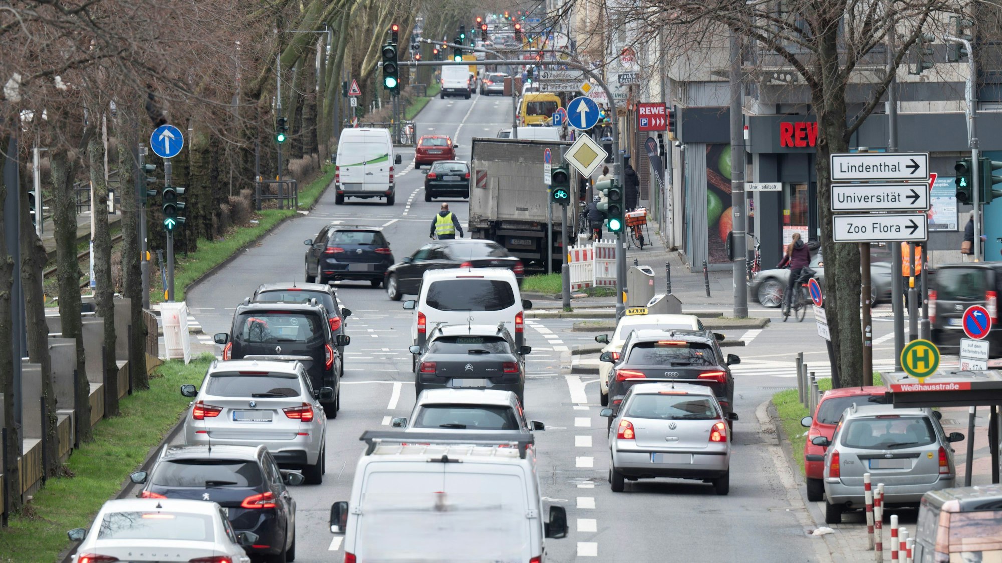 Autos stehen vor einer Ampel Schlange.