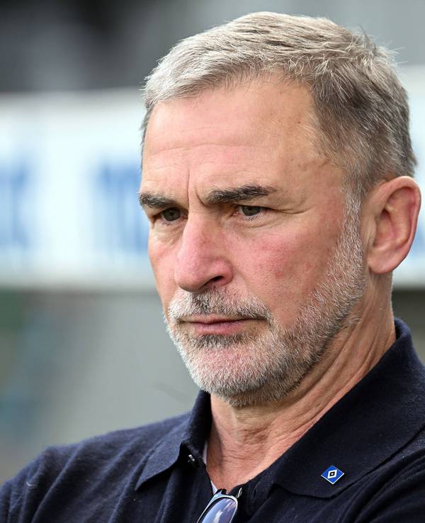 Stefan Kuntz wirkt konzentriert beim HSV-Spiel gegen Greuther Fürth am 18. Mai 2025.