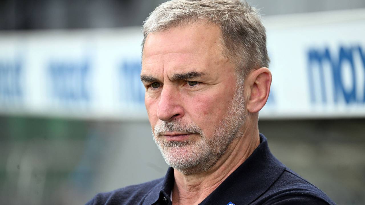 Stefan Kuntz wirkt konzentriert beim HSV-Spiel gegen Greuther Fürth am 18. Mai 2025.