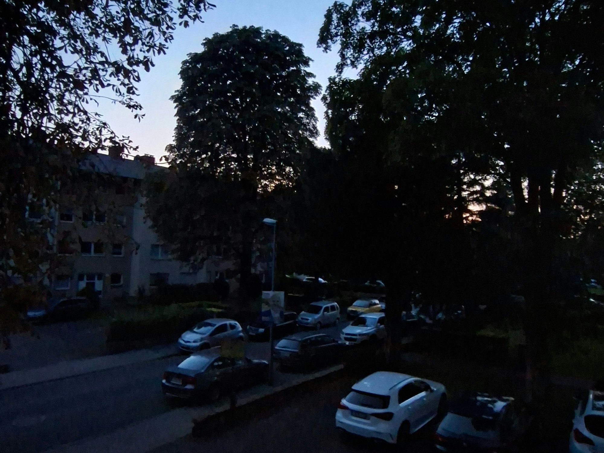 Seit 20.20 Uhr war in Porz die komplette Bonner Straße ohne Strom, wie das Foto von Leserreporter Kay Jongen zeigt.