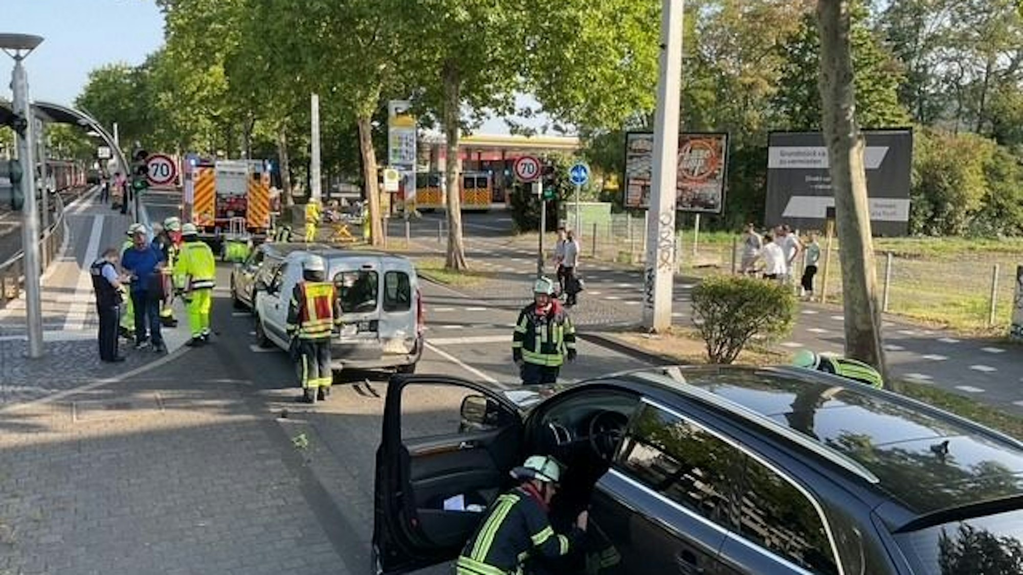 Feuerwehrauto steht an einer Unfallstelle auf der B9.