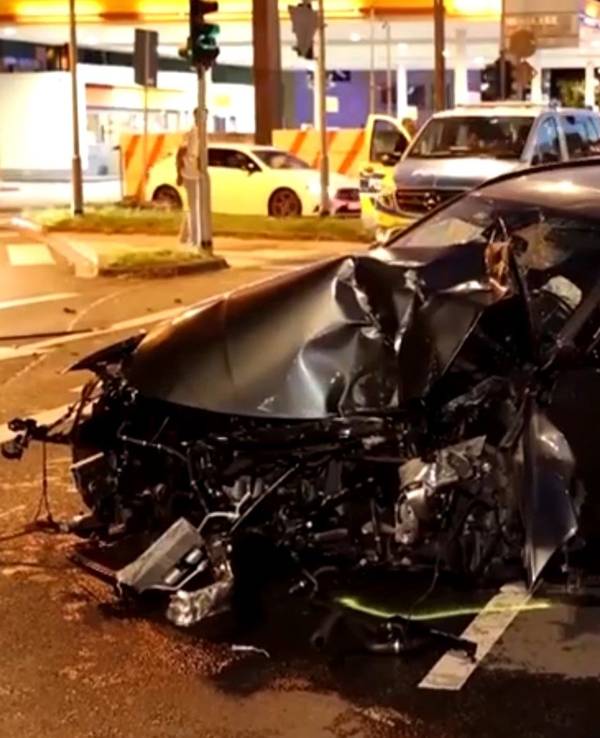 Der BMW ist schrottreif.