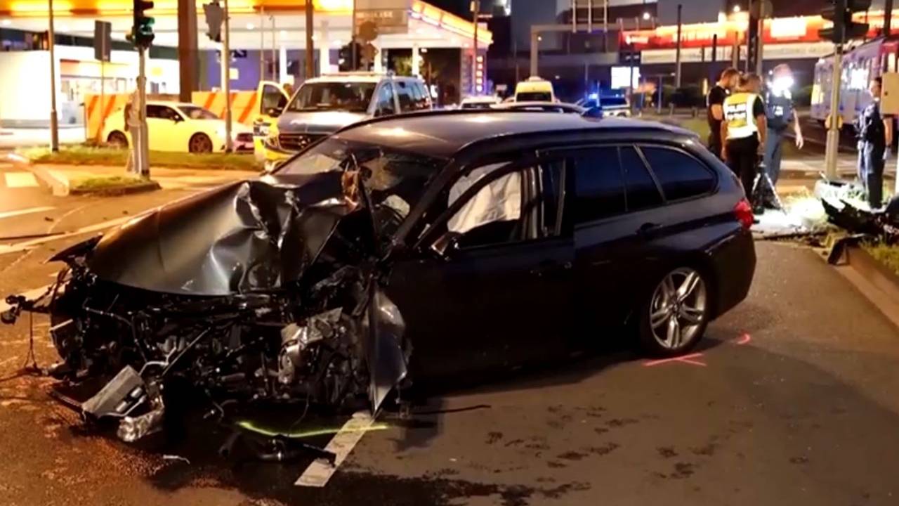Der BMW ist schrottreif.
