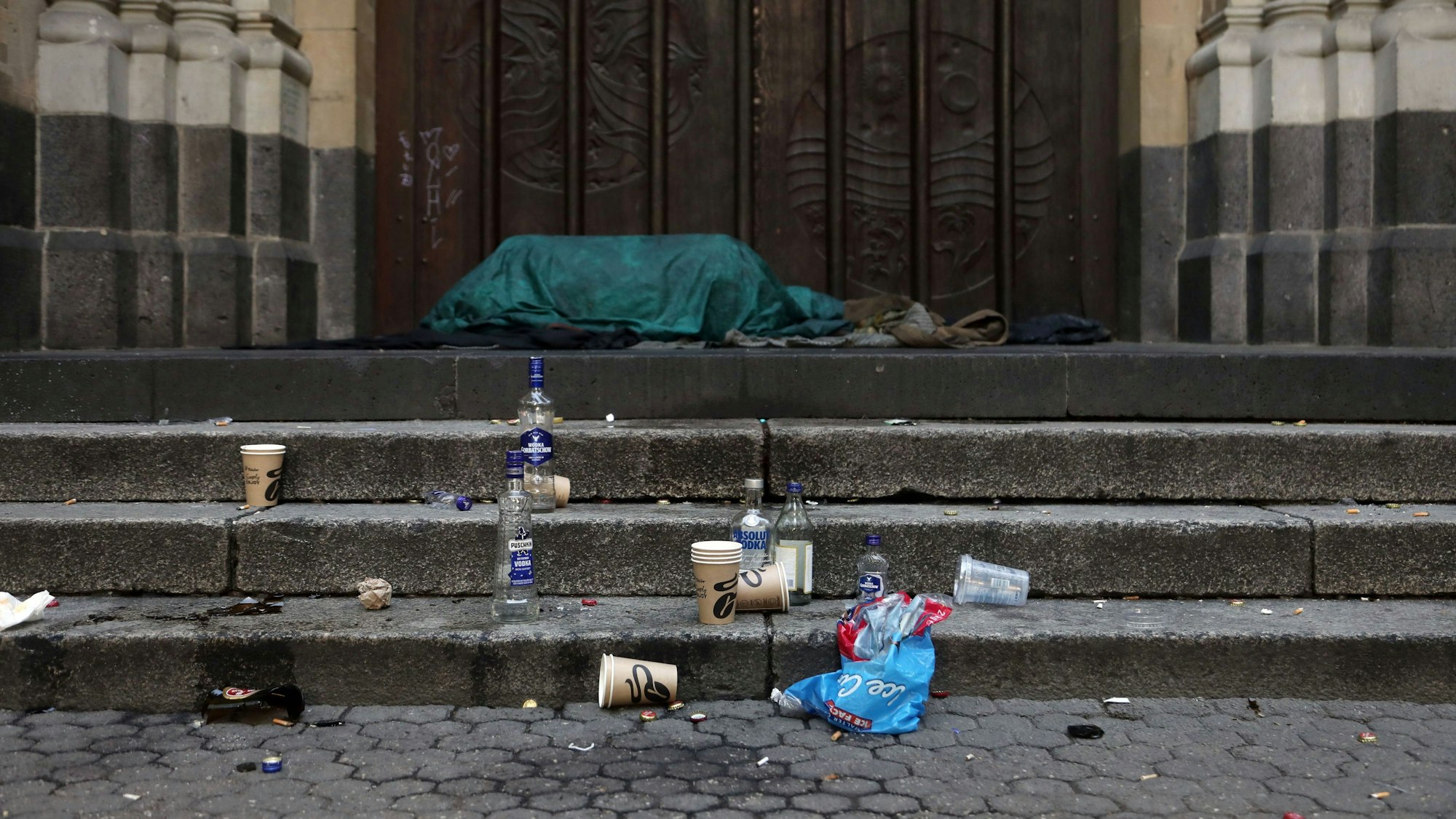 Die Überreste einer Partynacht auf dem Brüsseler Platz.