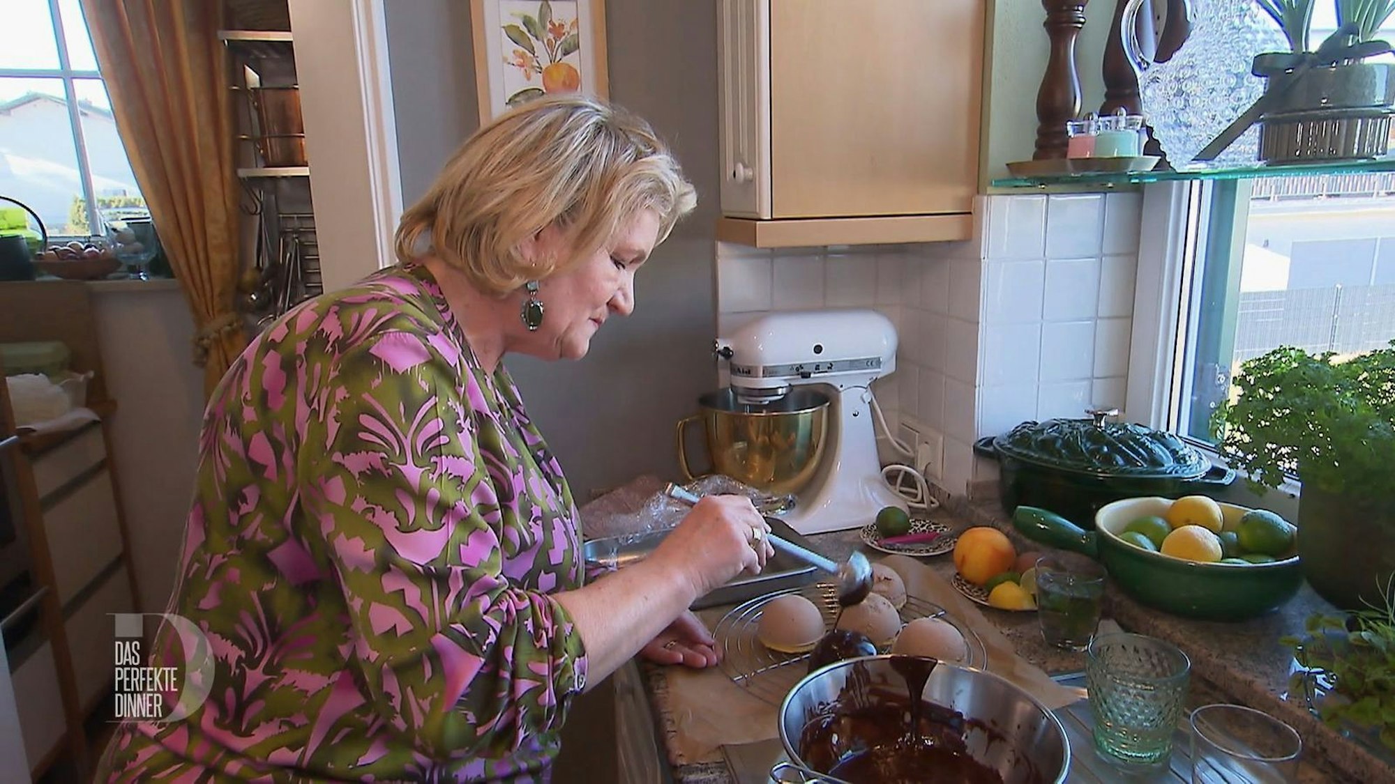 Hier entsteht wahre Dessert-Kunst, die die Gäste am Abend noch umhauen wird.
(Bild: RTL)