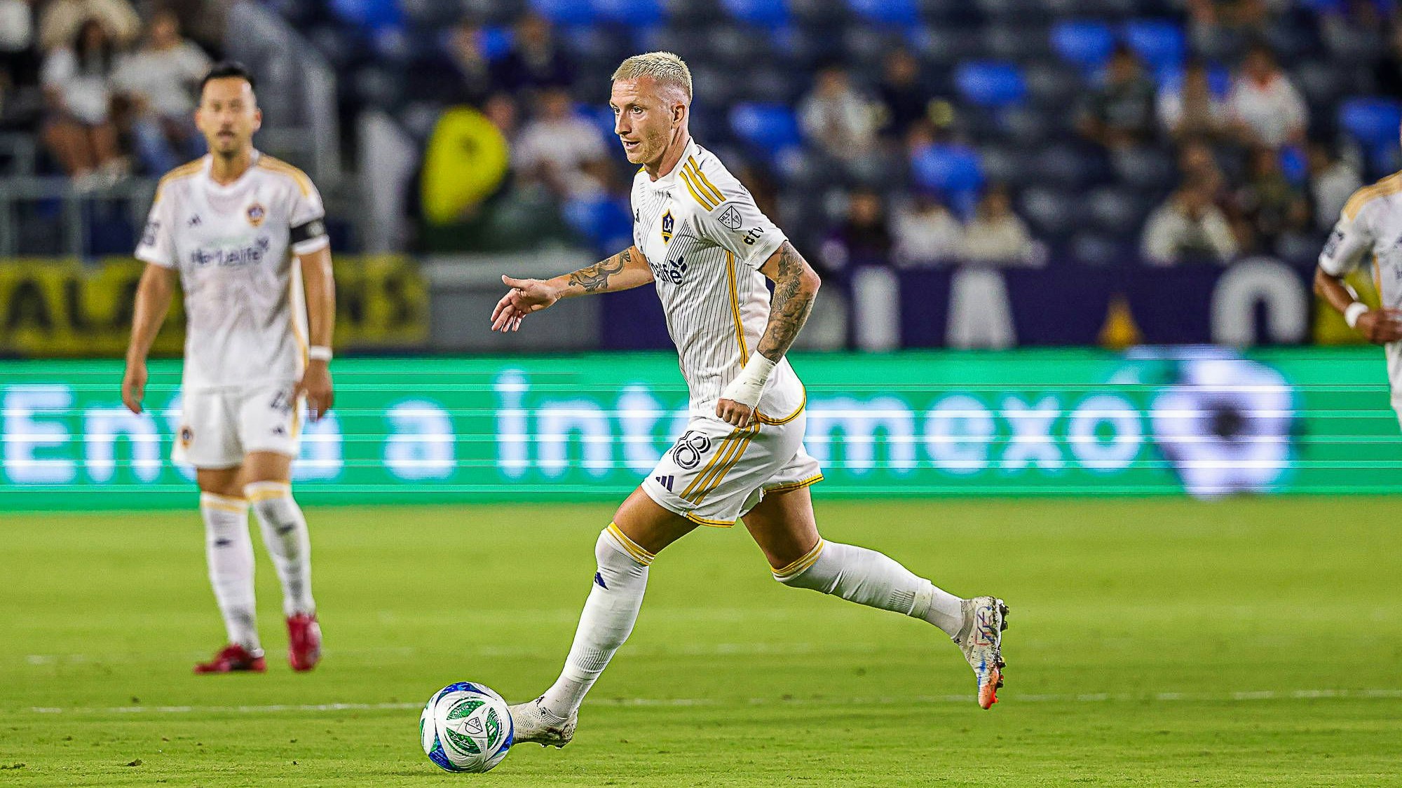 Marco Reus mit Ball in Aktion.