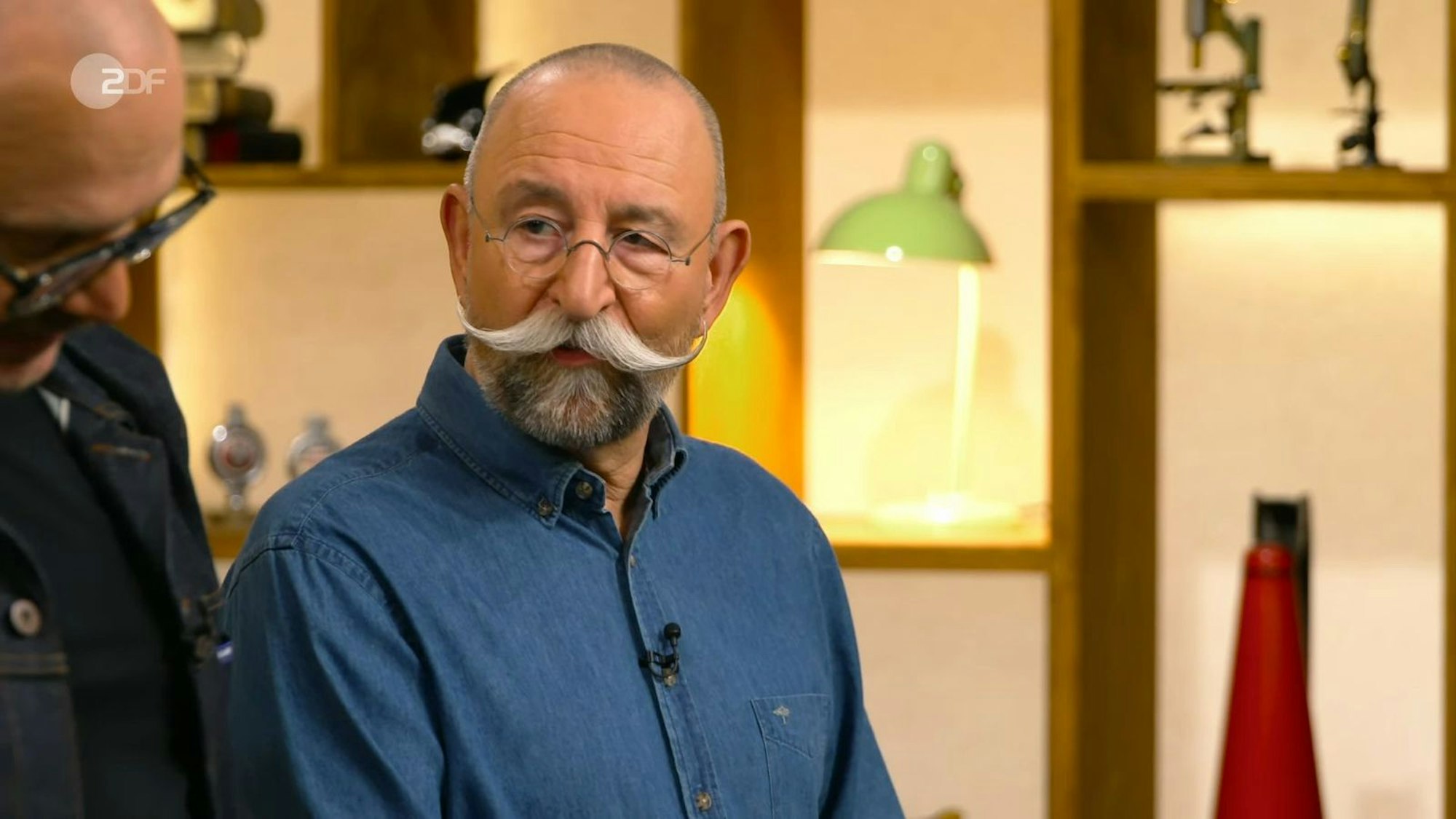 Lichter schaute seinen Kollegen fassungslos an: „Das ist unglaublich, du bist so verrückt auf Uhren, dass du selbst an den Tüten riechst und sagst: Oh, Omega-Tüten!“ (Bild: ZDF)