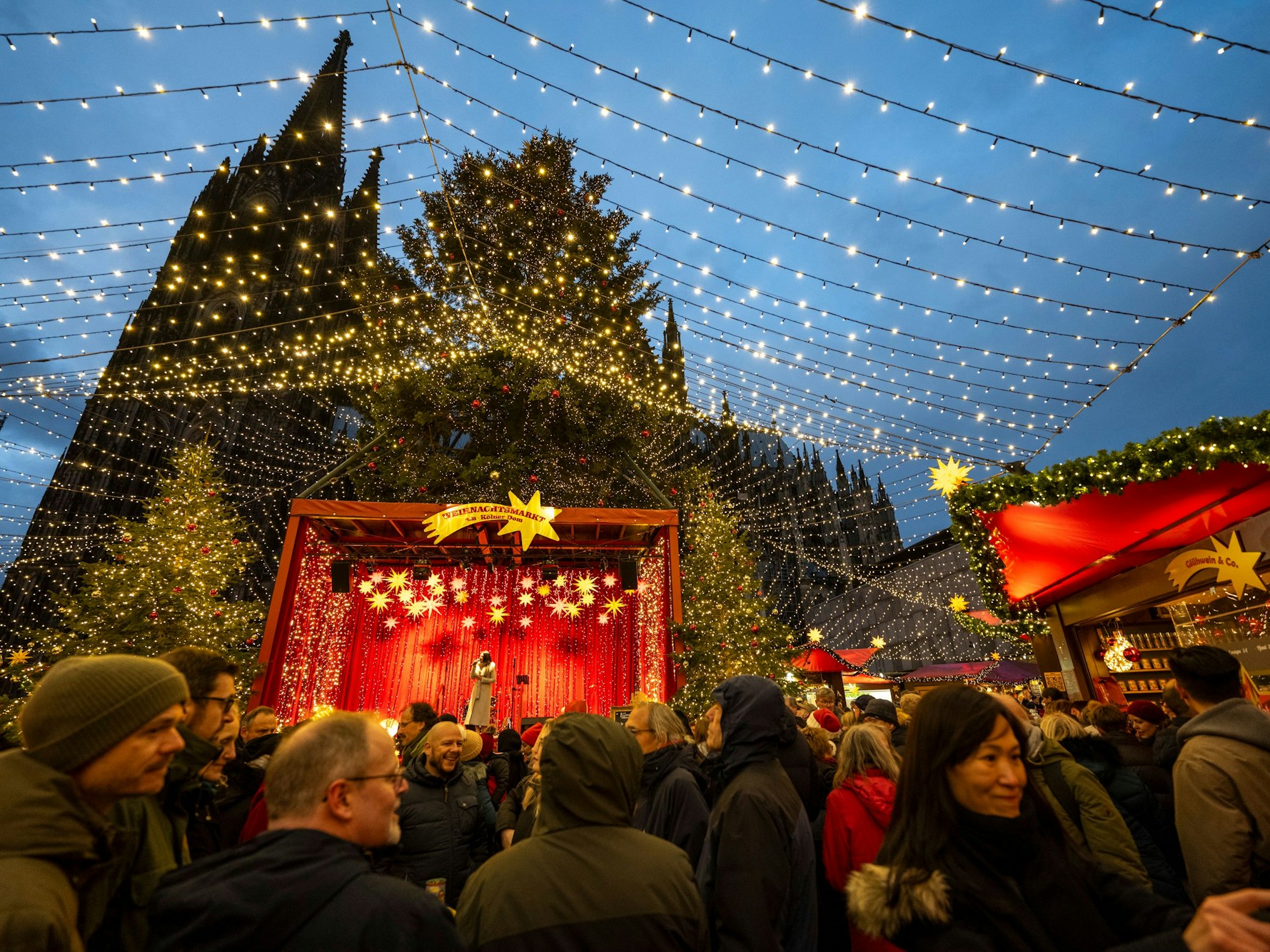 Der Weihnachtsmarkt am Dom nennt sich Markt der Herzen und lockt Jahr für Jahr Tausende Touristen und Touristinnen sowie Kölnerinnen und Kölner an.