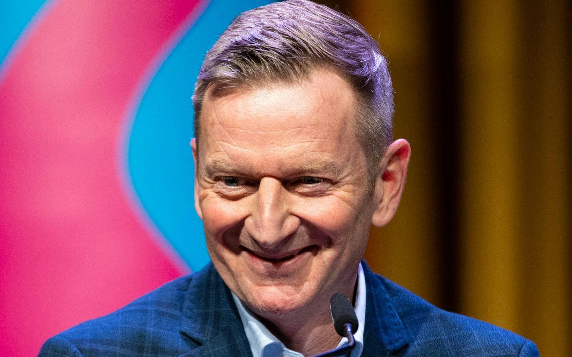 Schauspieler und Komiker Michael Kessler moderiert die erste Reality-TV-Show im Ersten: „Werwölfe - Das Spiel von List und Täuschung“. (Bild: 2022 Getty Images/Joshua Sammer)