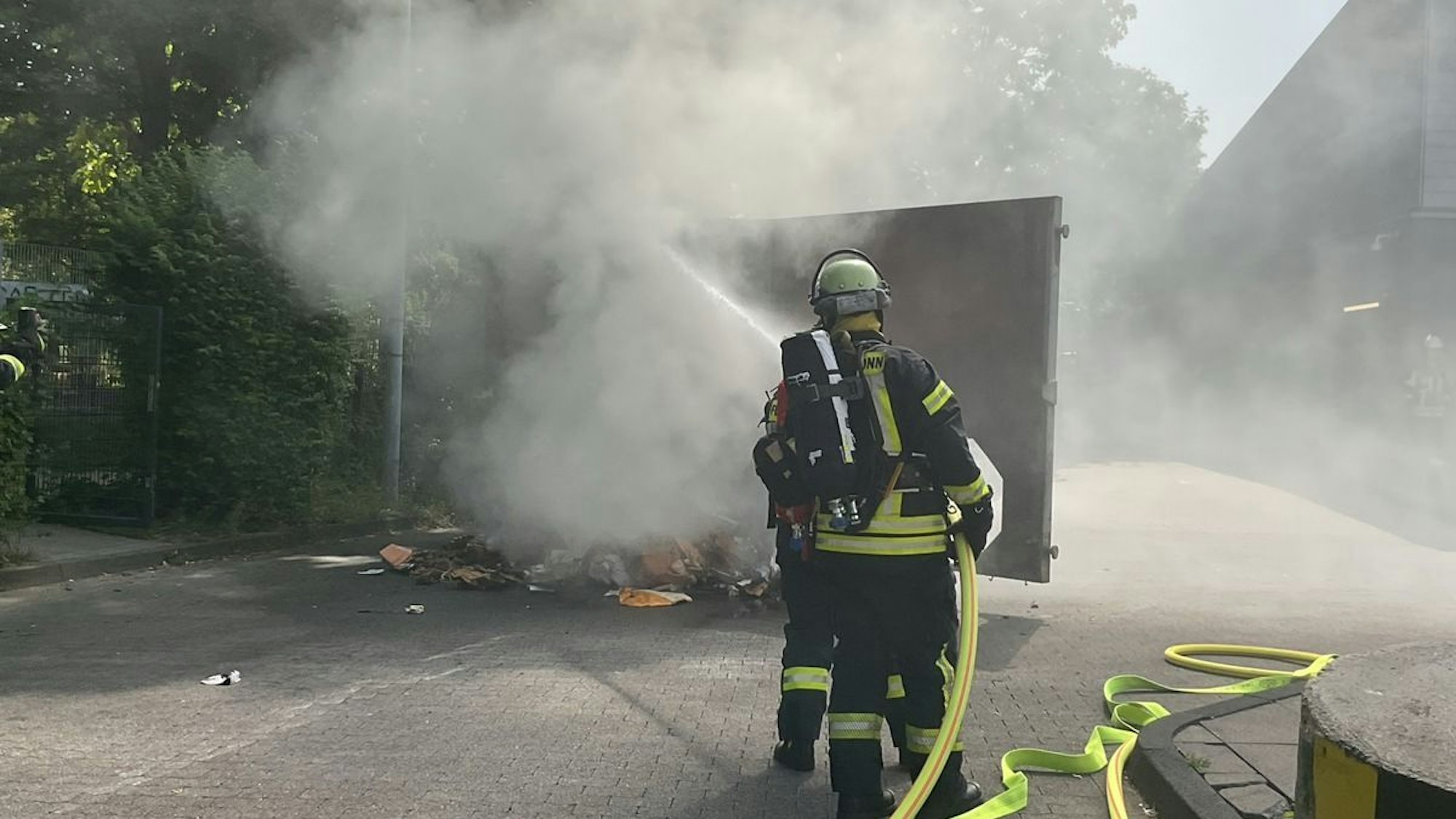 Ein Löschfahrzeug der Bonner Feuerwehr im Einsatz.