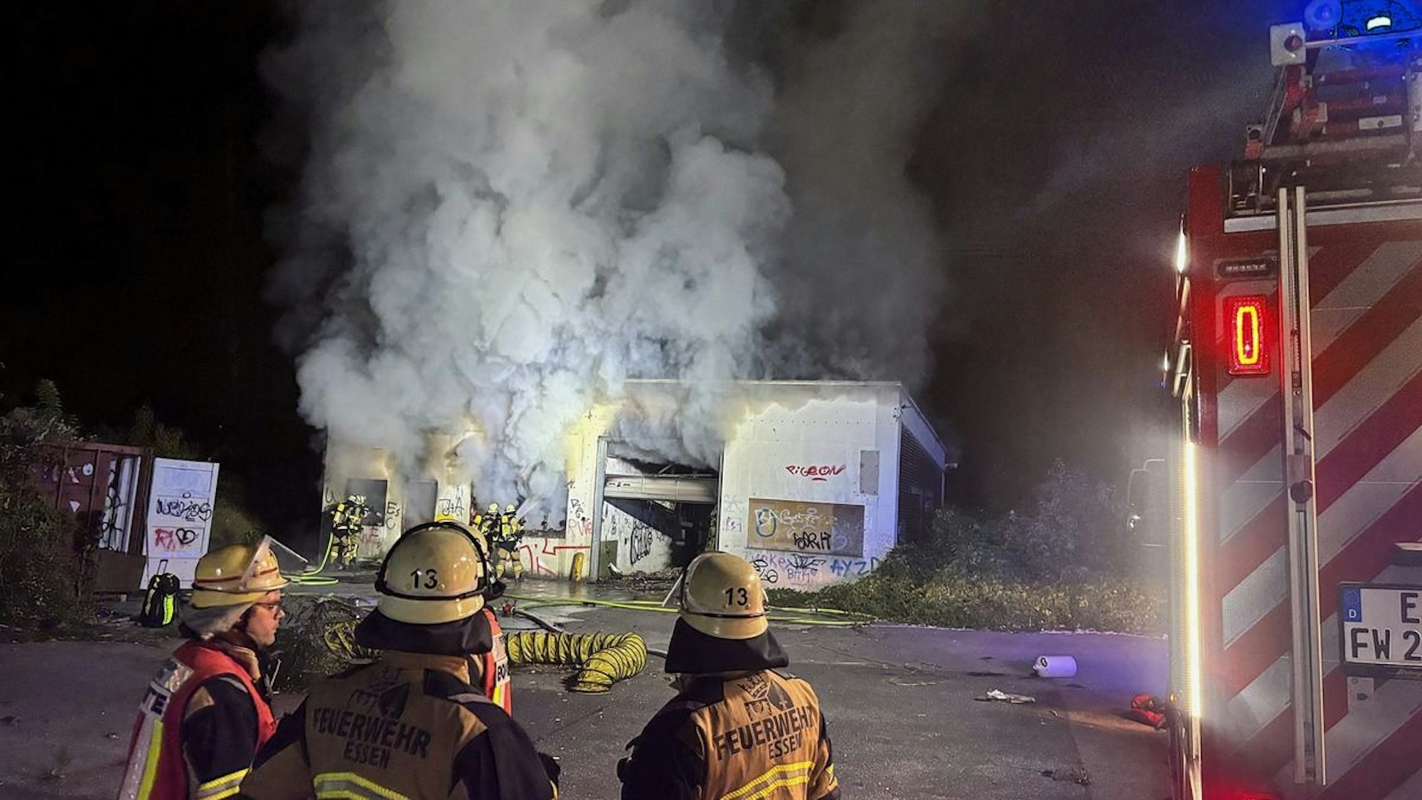 FW-E: Zweiter großer Brand innerhalb weniger Stunden - Müll in Lagerhalle in Flammen