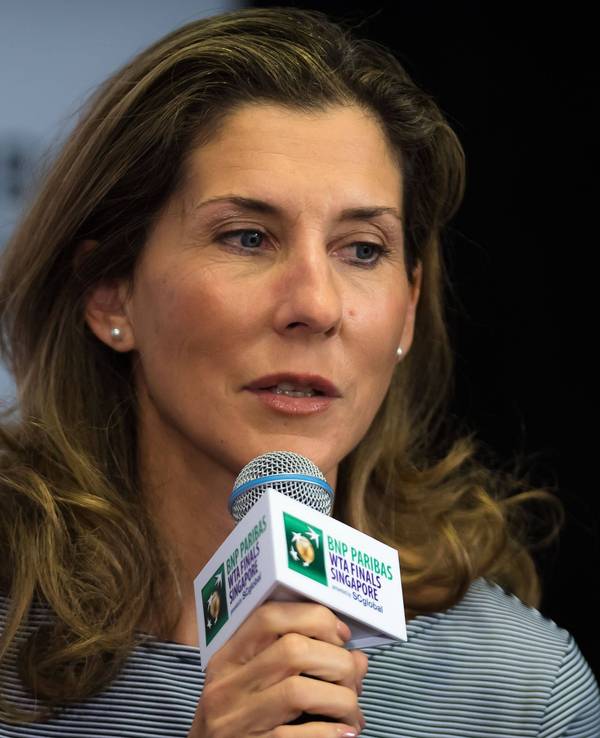 Monica Seles spricht bei einer Pressekonferenz in ein Mikro.