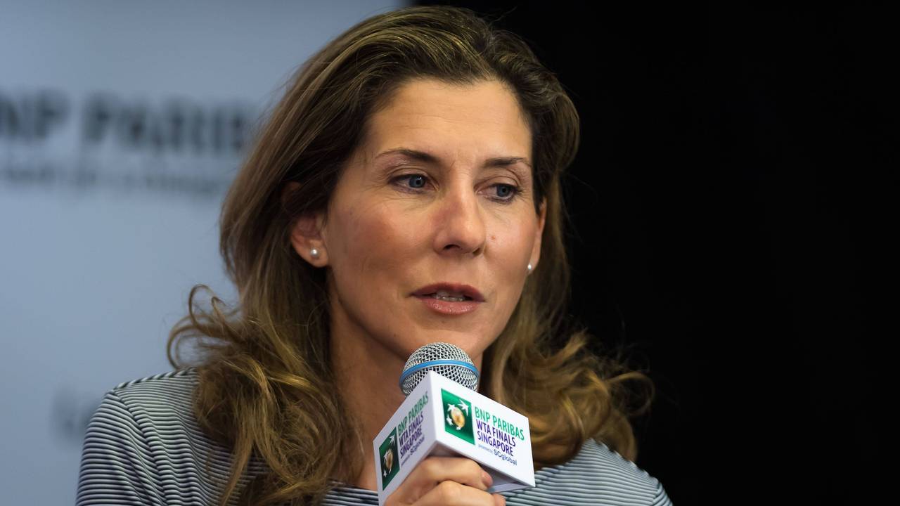 Monica Seles spricht bei einer Pressekonferenz in ein Mikro.