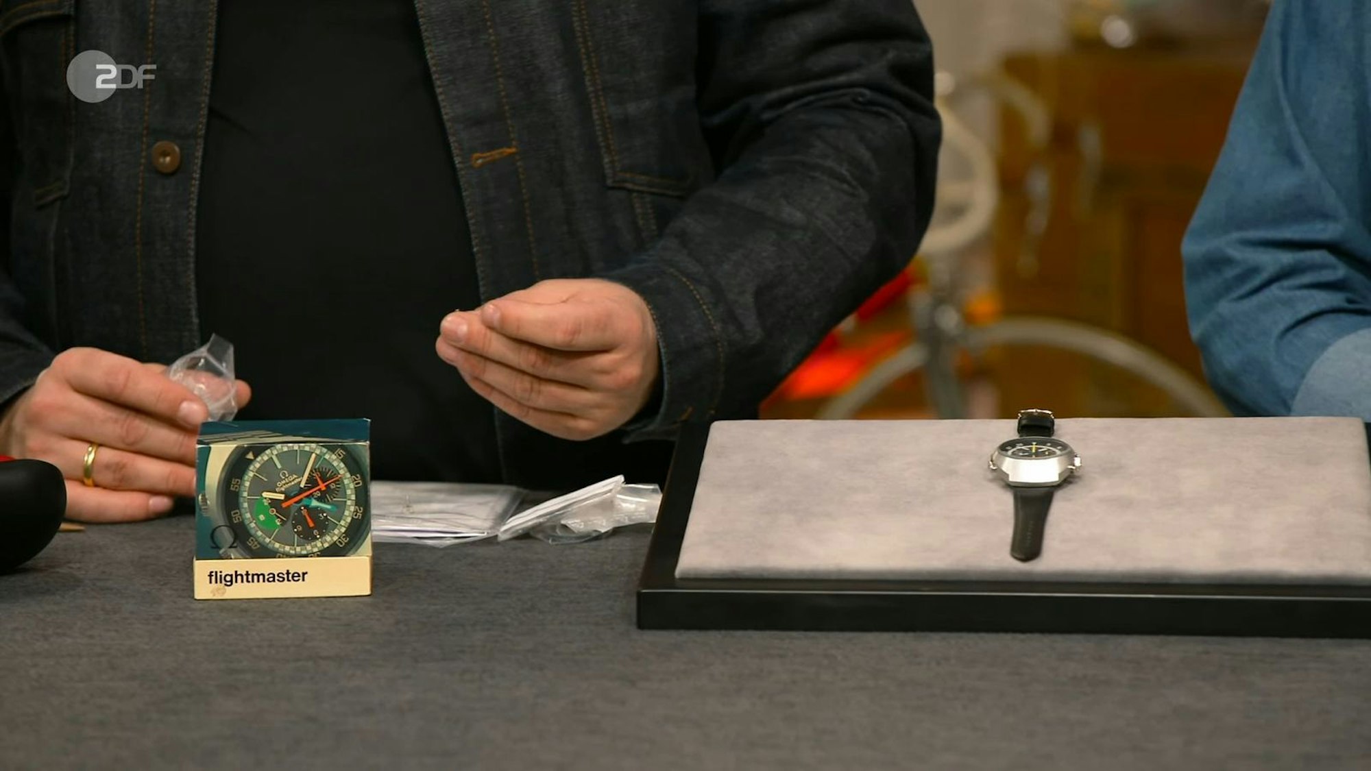 „Da ist alles gemacht worden“, sortierte Deutschmanek glücklich alle Teile, die neben der „Omega Flightmaster“ lagen. „Das sehe ich sofort an den Tütchen, dass Omega da dran war.“
(Bild: ZDF)