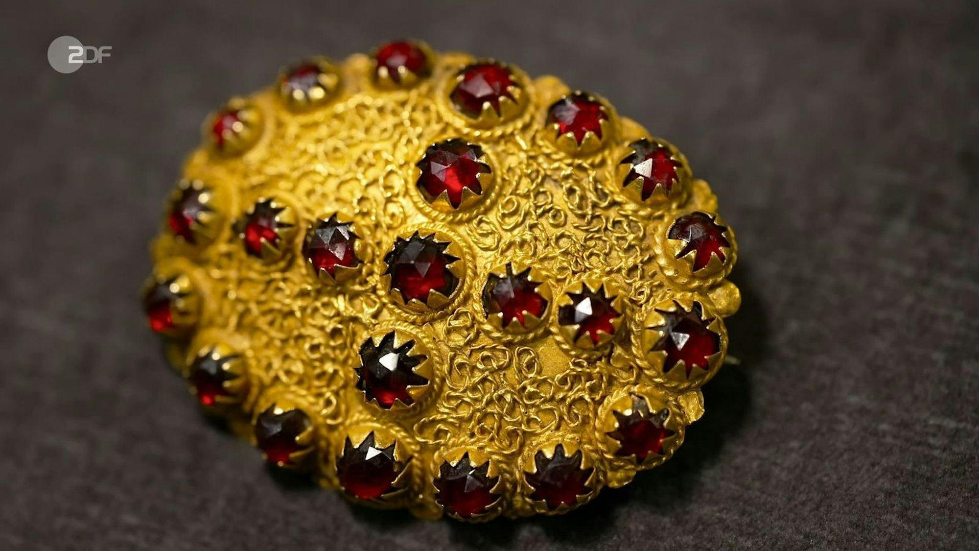 Die Goldbrosche mit granatfarbenen Glassteinen aus der Zeit zwischen 1850 und 1860 hatte einen Wert von 600 Euro.
(Bild: ZDF)