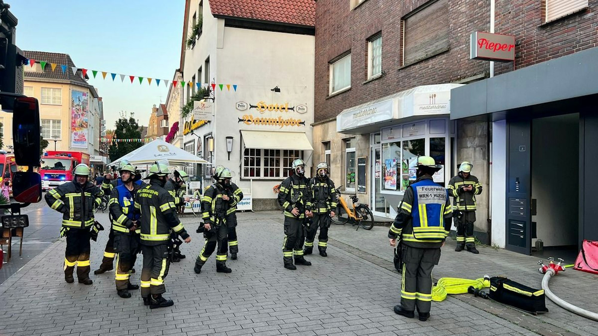 Rauchentwicklung aus einem Fenster in der Steinstraße in Werne.