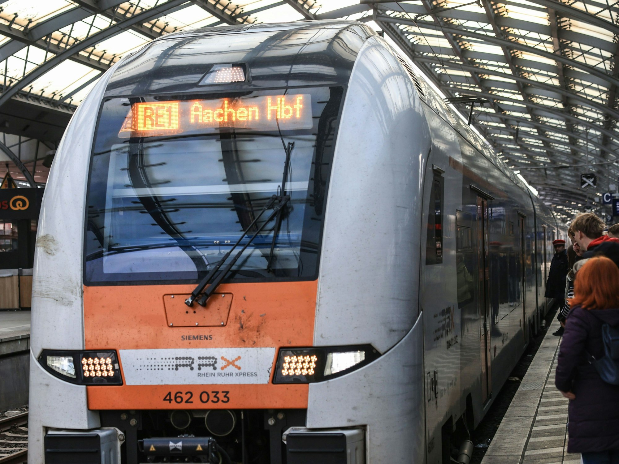 Ein Regionalexpress nach Aachen steht im Kölner Hauptbahnhof. (Archivfoto)