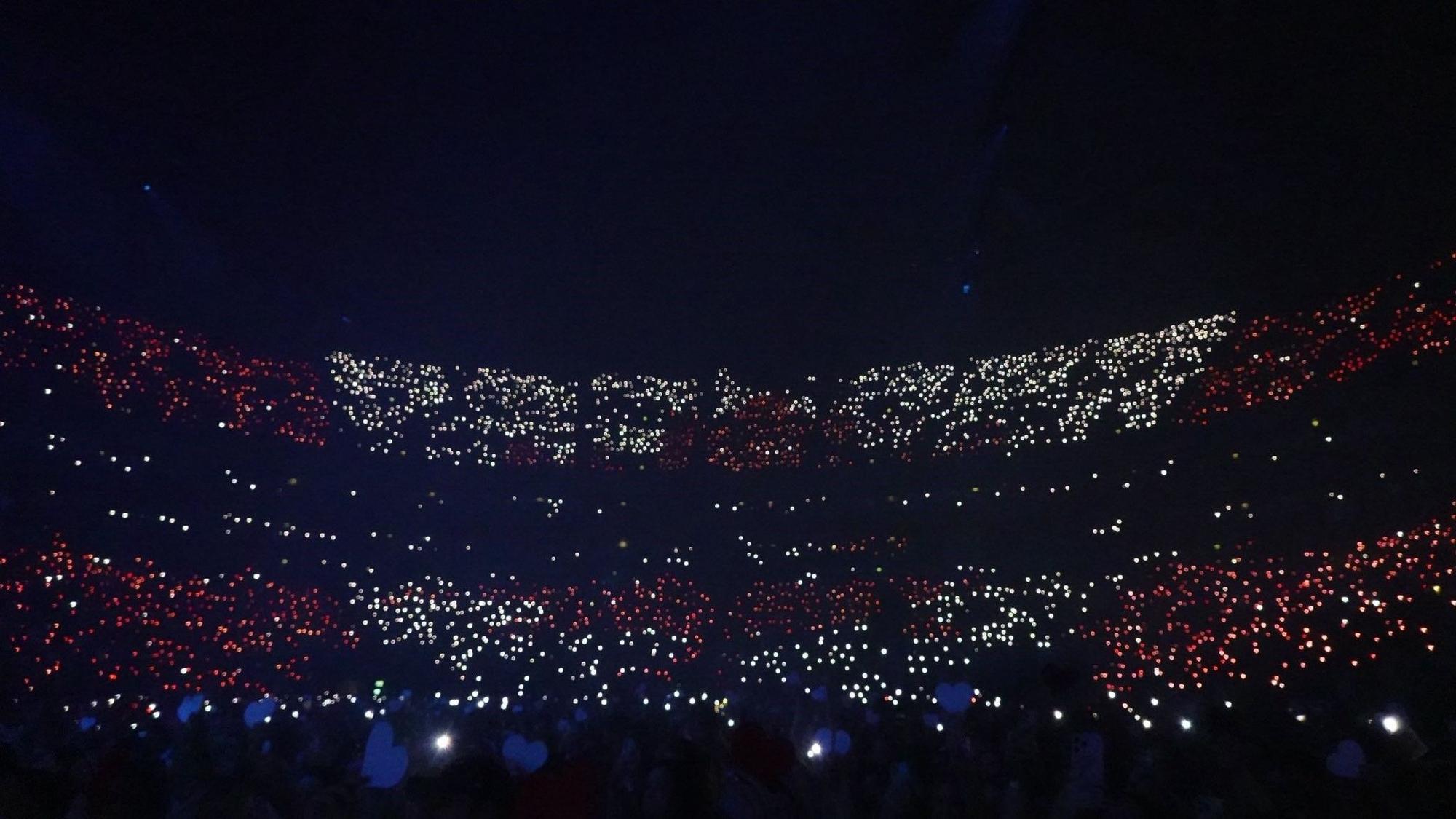 Fans erzeugen mit ihren Handys die Nationalflagge Kanadas.