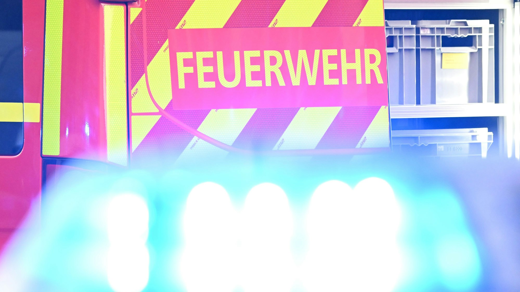 Ein Fahrzeug der Feuerwehr steht bei einem Einsatz auf einer Straße