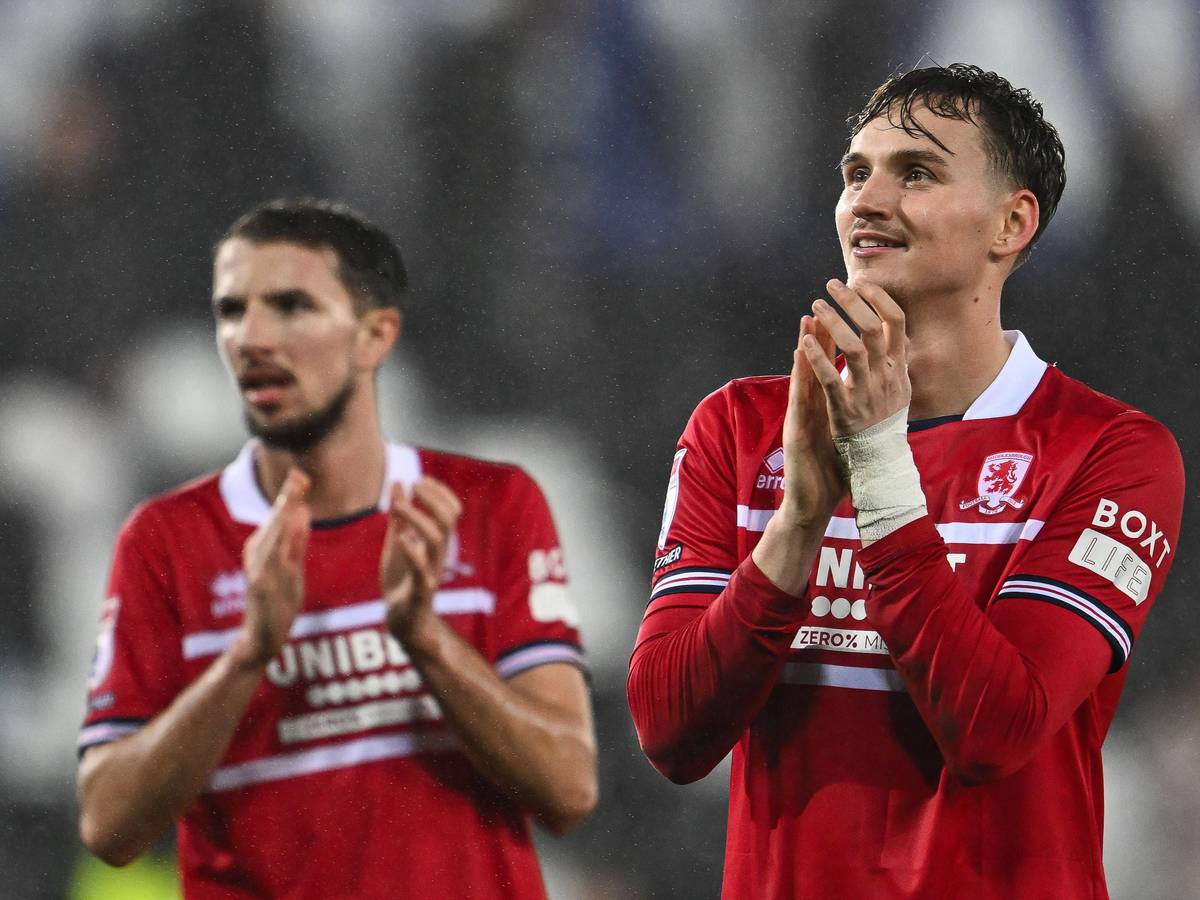 Rav van den Berg applaudiert den Fans.