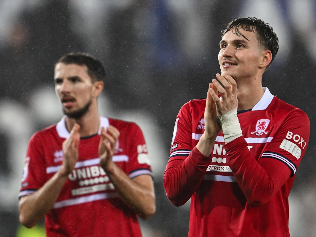 Rav van den Berg applaudiert den Fans.