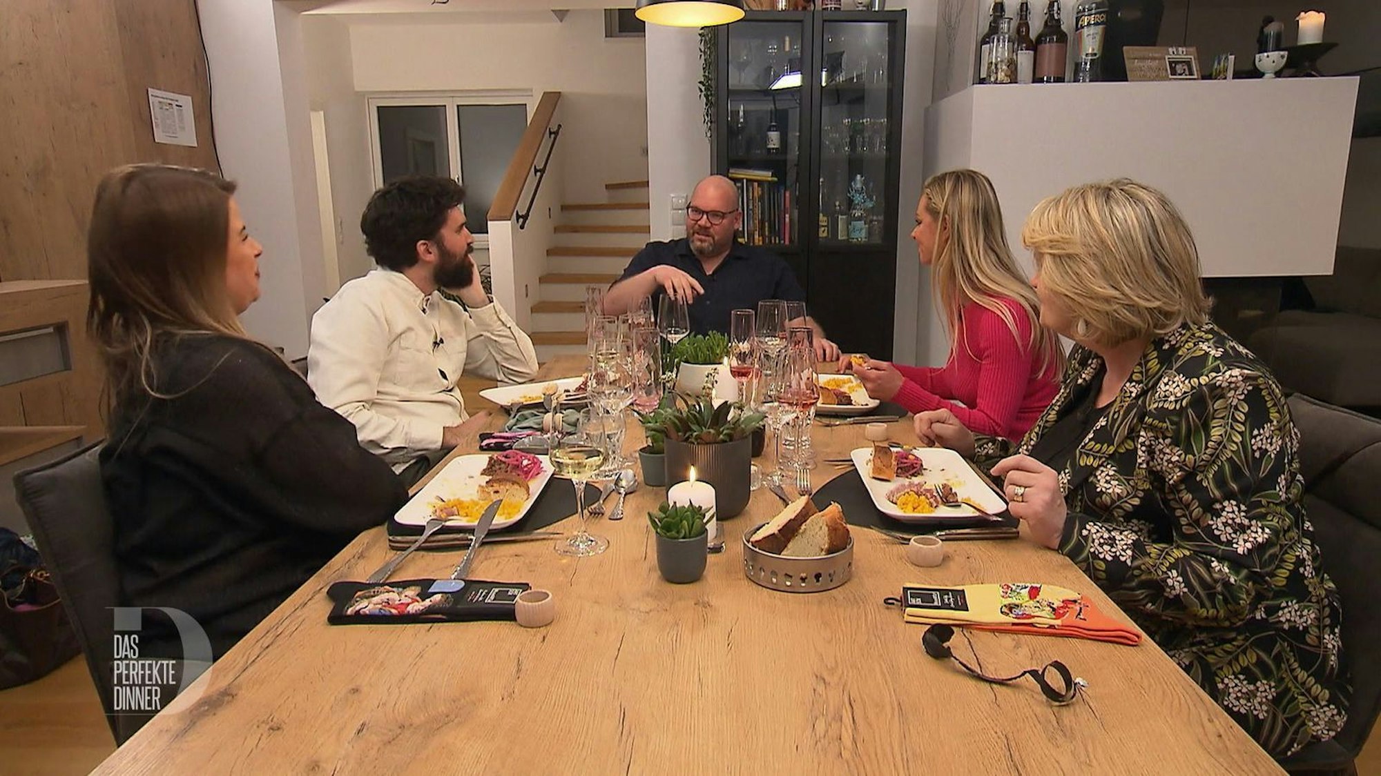 Bei der Vorspeise erzählt Christian Armina, Armin, Birgit und Maria, wie genau der Antrag abgelaufen ist.
(Bild: RTL)
