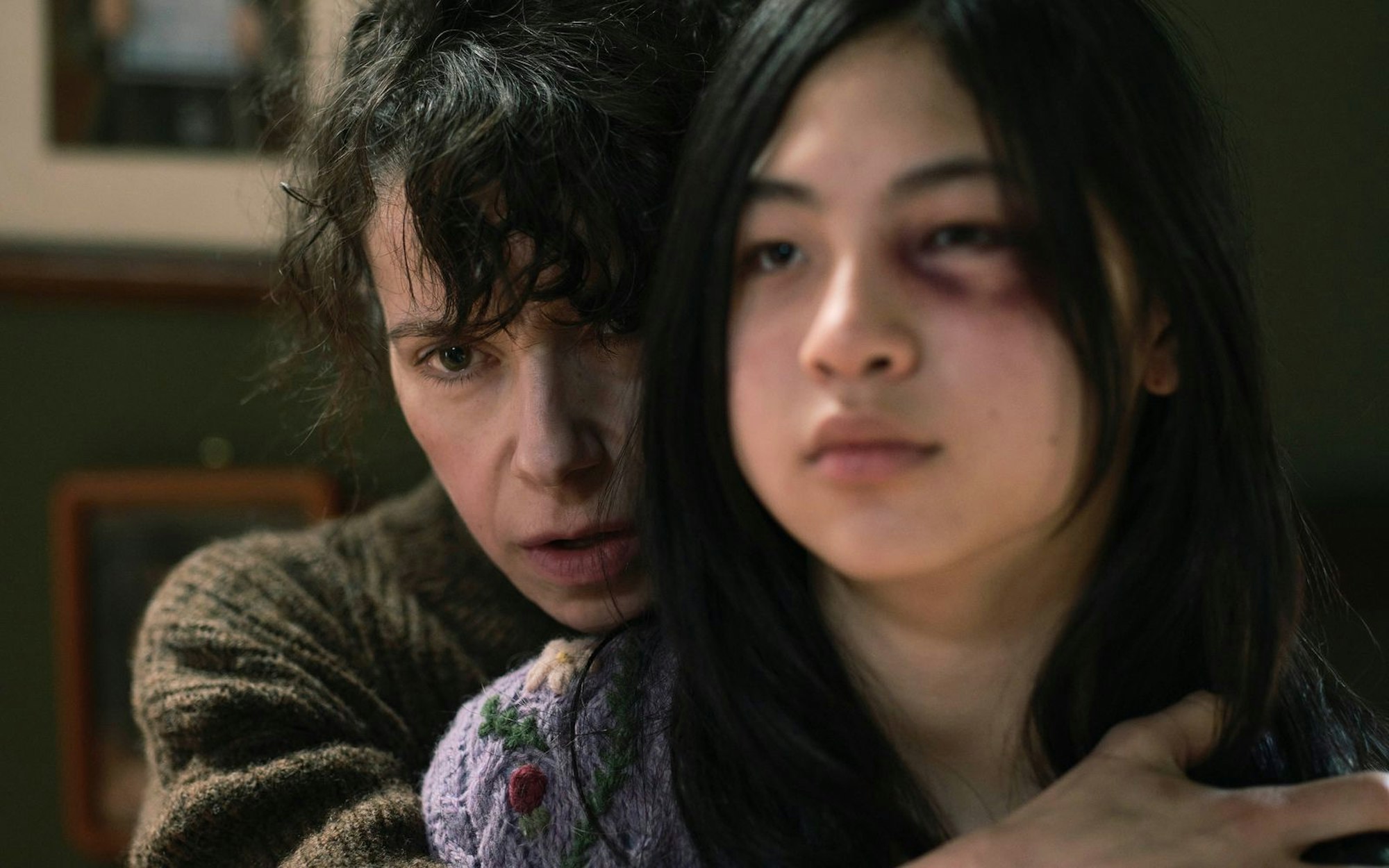 Was hat Laura (Sally Hawkins, links) mit ihrer Pflegetochter Piper (Sora Wong) vor? (Bild: Sony Pictures/2024 CTMG)