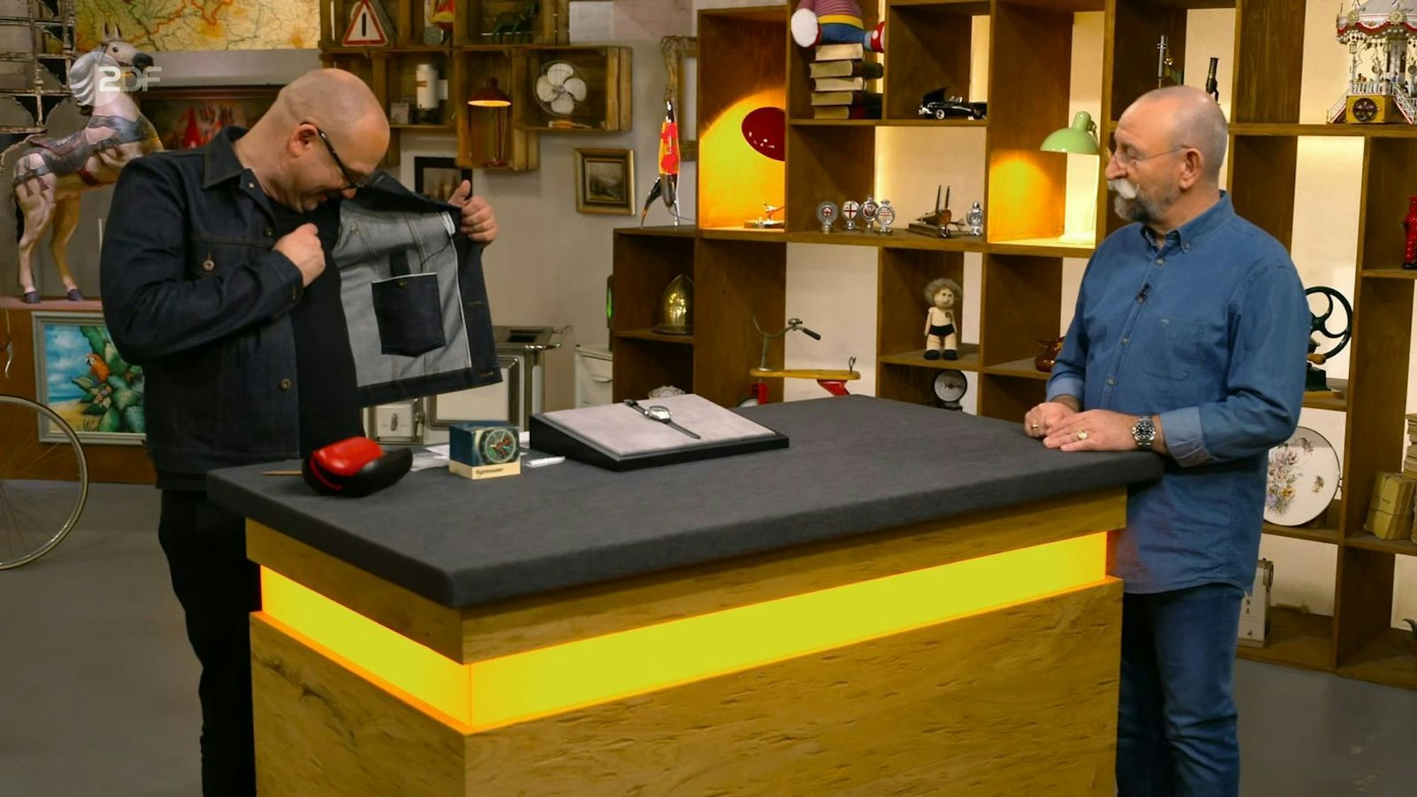 Der Experte zeigte Horst Lichter seine Schweißränder: „Wow! Das war tatsächlich ohne Mist für mich der schönste Uhrenfall bis jetzt.“
(Bild: ZDF)