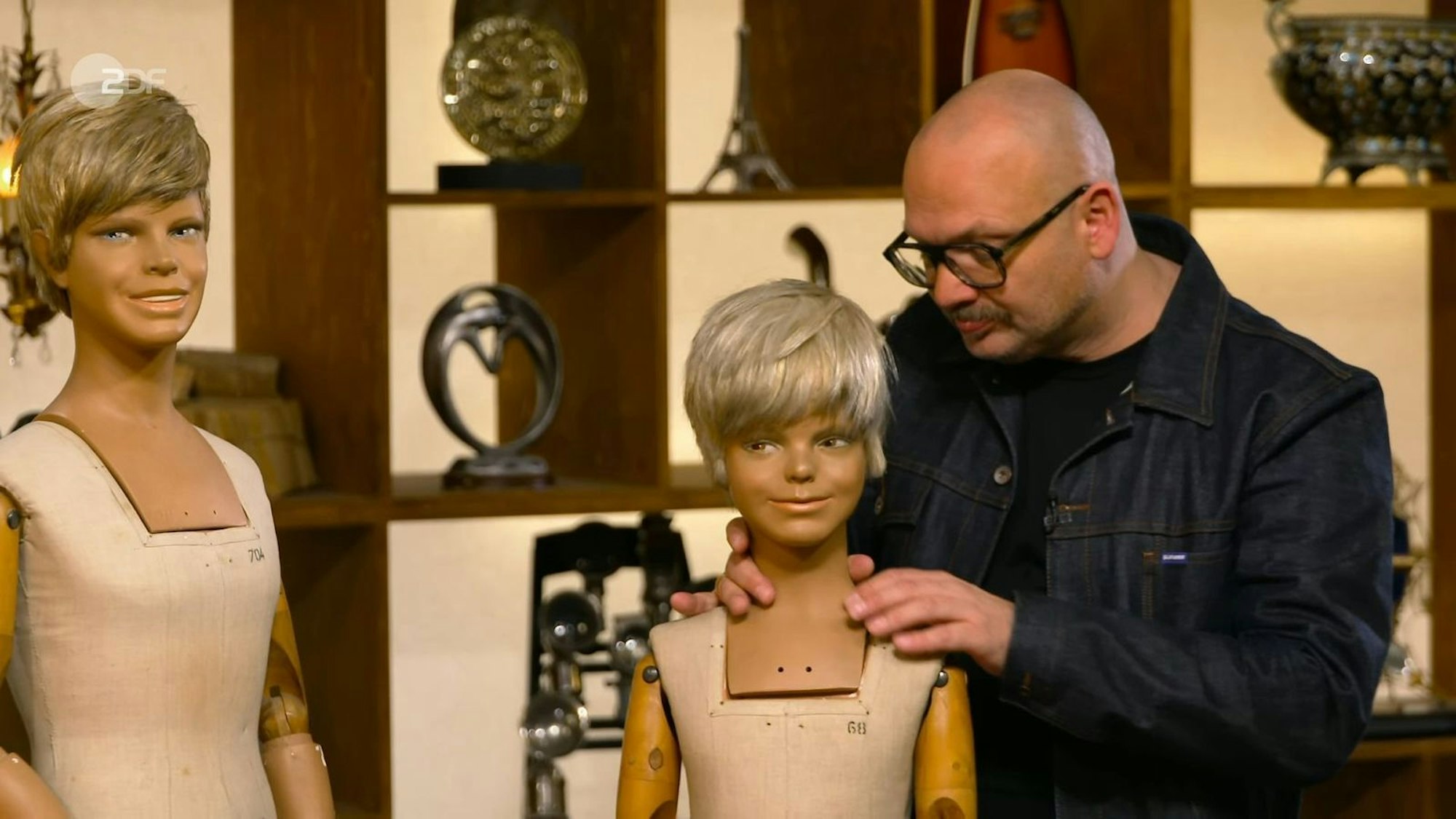 Auch die zwei französischen Schaufensterpuppen aus den 1930er oder 40er Jahren, die Sven Deutschmanek auf 400 bis 600 Euro schätzte, fanden einen neuen Besitzer.
(Bild: ZDF)