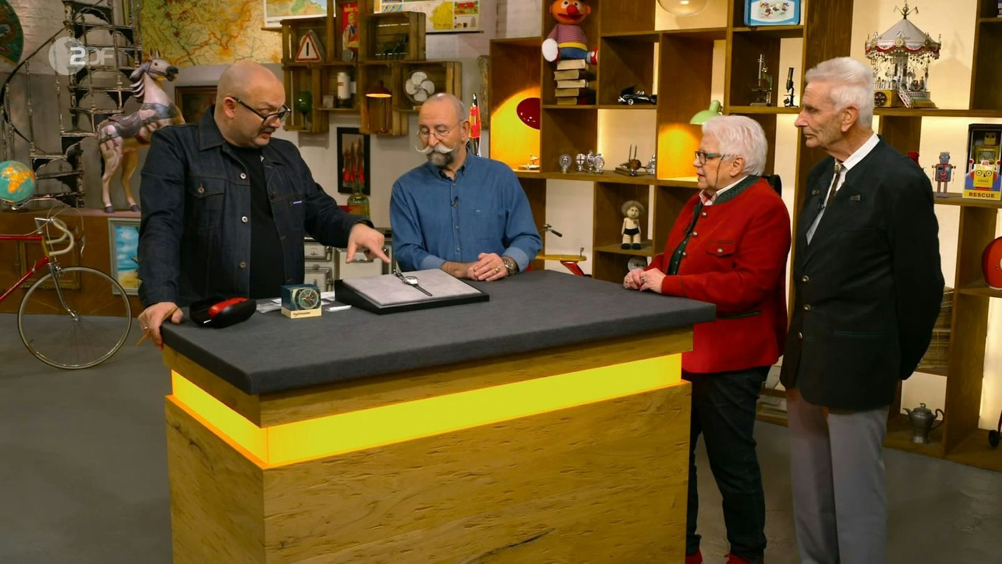 „Das freut mich jetzt aber“, sah Horst Lichter das Lächeln im Gesicht des „Bares für Rares“-Experten Sven Deutschmanek. „Wenn die Menschen draußen wüssten, was für eine Freude sie dir bereiten, wenn eine schöne Uhr kommt.“
(Bild: ZDF)