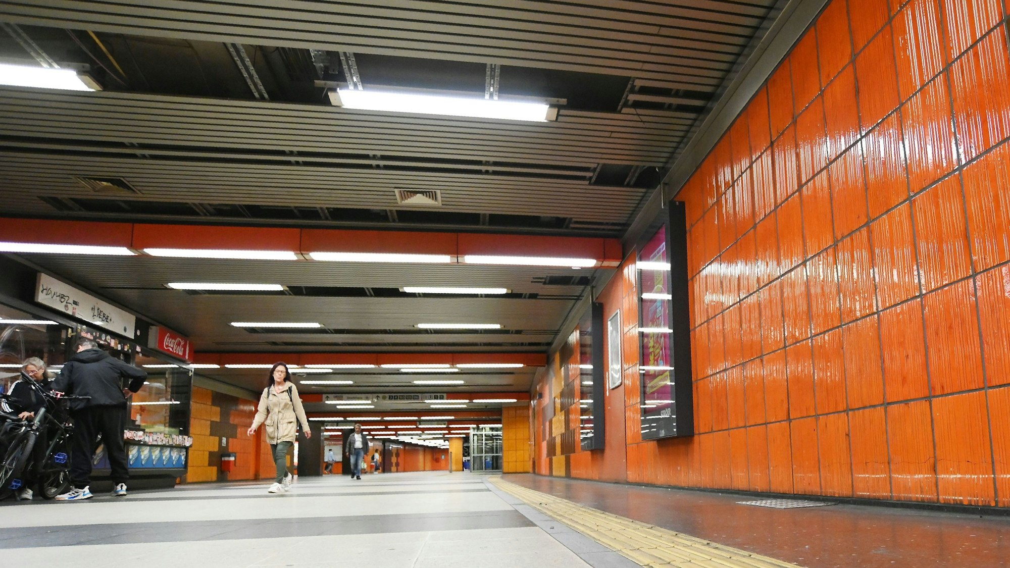 Die unterirdische KVB-Haltestelle Bahnhof Deutz/Messe