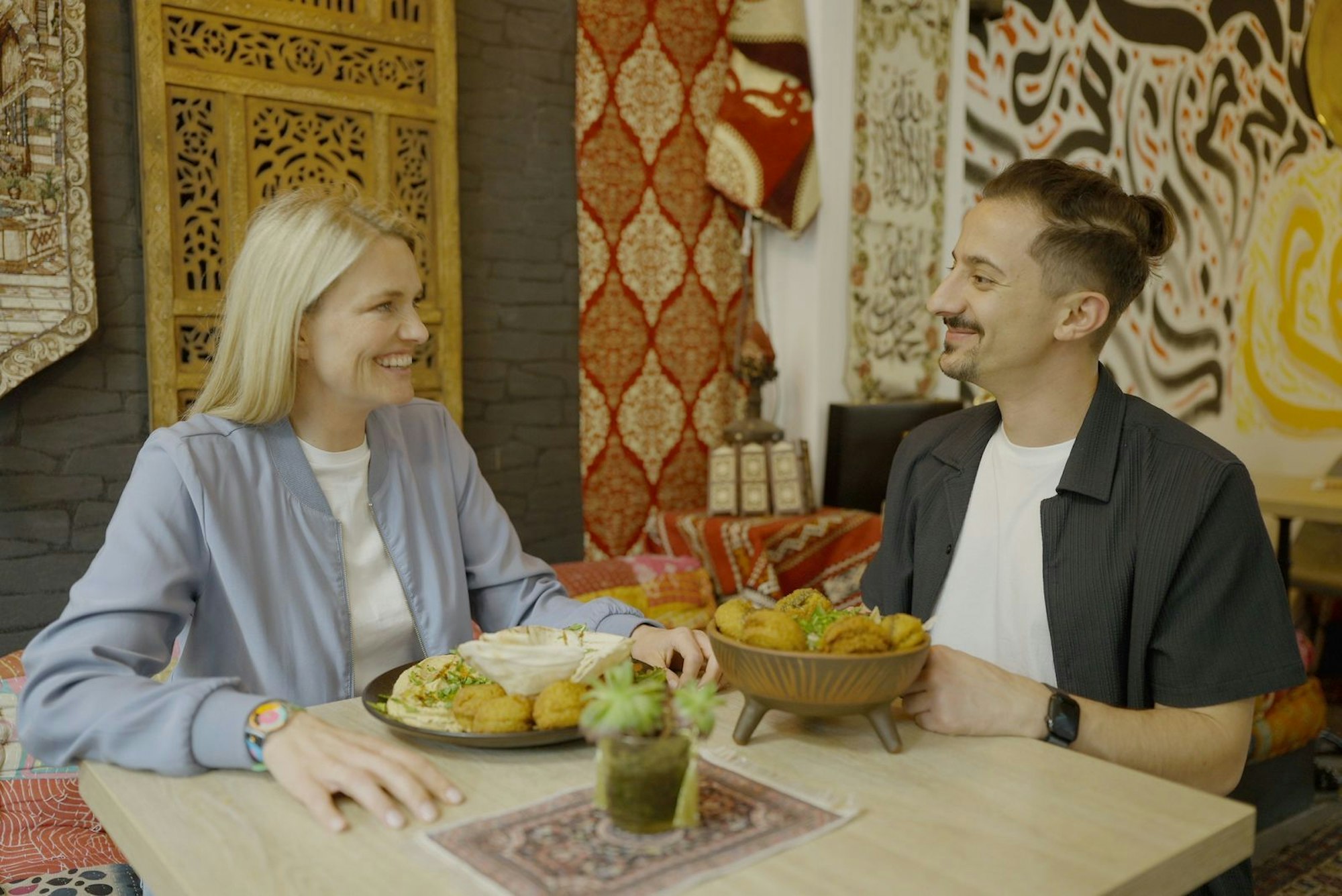 Sarah Tacke trifft Niro Degen, der nach seiner Flucht aus Syrien einen neuen Namen angenommen hat.
(Bild: ZDF/ Leonard Bendix)