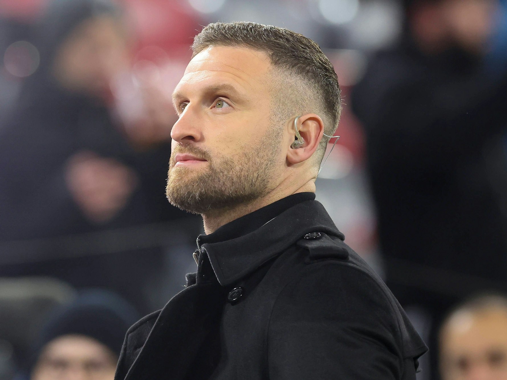 Shkodran Mustafi als Experte mit Kopfhörer im Ohr.