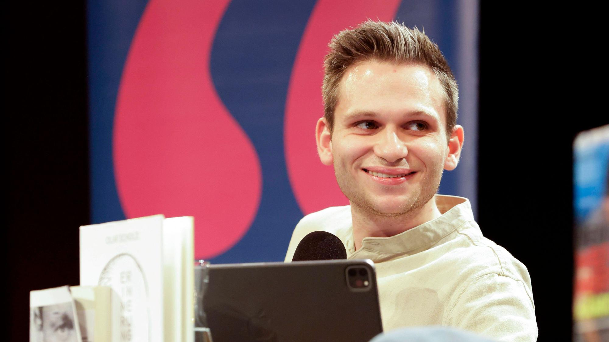 Fabian Köster bei der Lit.Cologne auf der Bühne.