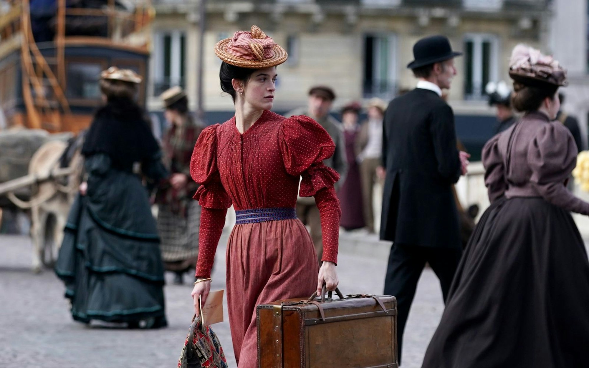 Adèle (Suzanne Lindon) sucht in Paris nach ihrer Mutter. (Bild: STUDIOCANAL /Emmanuelle Jacobson-Roques)