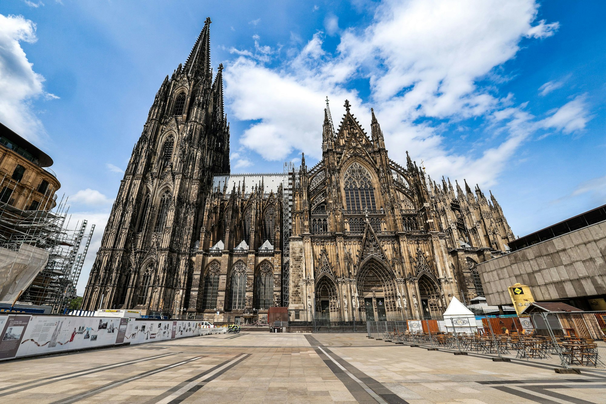 Nicht ein bisschen grün. Die Domplatte vor dem Kölner Dom ist zugepflastert. Einst gab es hier schöne Beete und Wiesenstücke.
