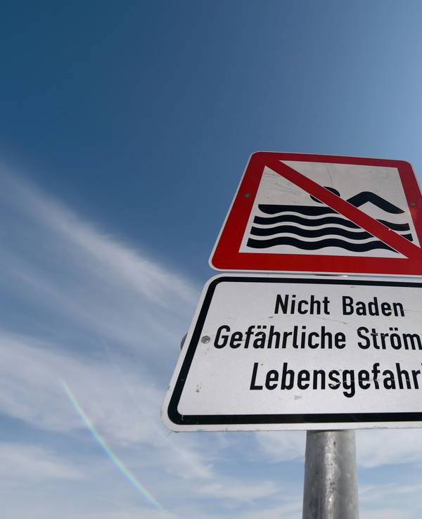 Ein Badeverbot wie hier am Timmendorfer Strand gilt ab Mitternacht auch am kompletten Rheinufer in Düsseldorf.