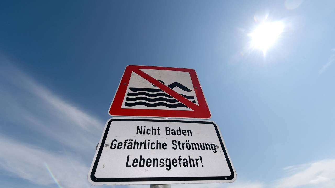 Ein Badeverbot wie hier am Timmendorfer Strand gilt ab Mitternacht auch am kompletten Rheinufer in Düsseldorf.
